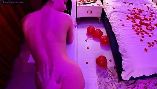 Sevgililer günü sürprizi bana bir oyuncak hediye ediyor, onun için fışkırtıyorum ve onu iki kez boşaltıyorum