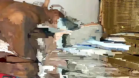 Büyük zenci yarağı amcık taşaklarını derinden sikiyor