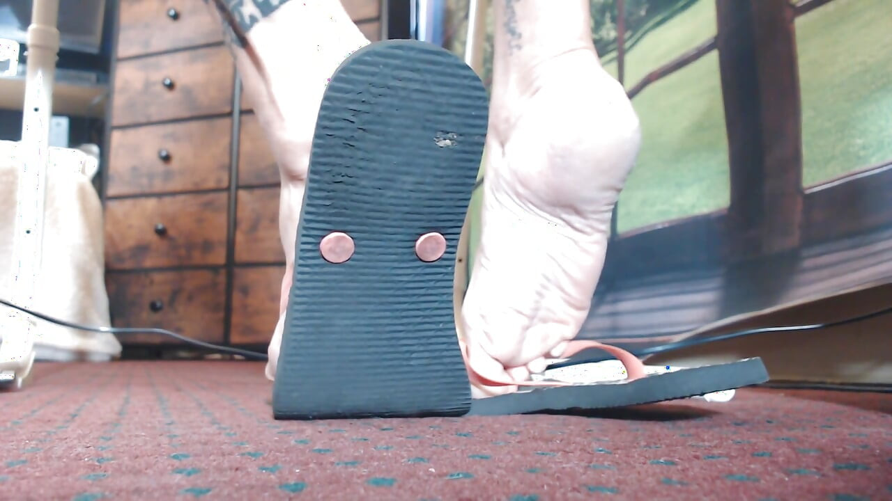 बहुत घिसी-पिटी काली फ्लिपफ्लॉप