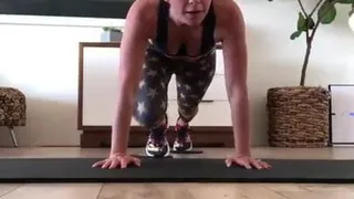 Candace Cameron-Bure working out at home 02