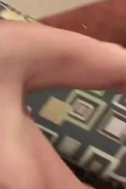 Jedna biseksualna devojka plus druga nije dovoljna da ukloni moćnu veliku crnu kurčinu sa velikim crnim kurcem.