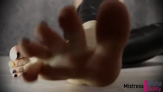 Yağlanmış ayaklarımın üzerinde mastürbasyon yaparken orgazmını tekrar tekrar inkar et