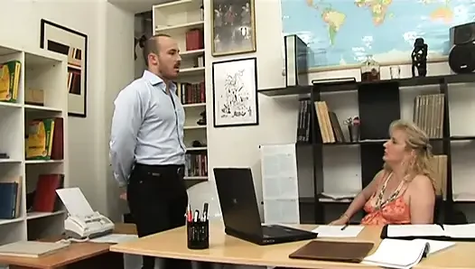 Seksi ve olgun patronun genç yaraklara karşı bir şeyi var