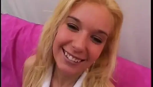 Sarışın onun için oyuncaklarla oynuyor ve sadece onun için