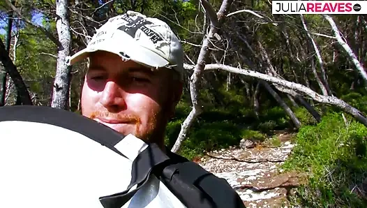 Крошка скачет на массивном члене в лесу до камшота