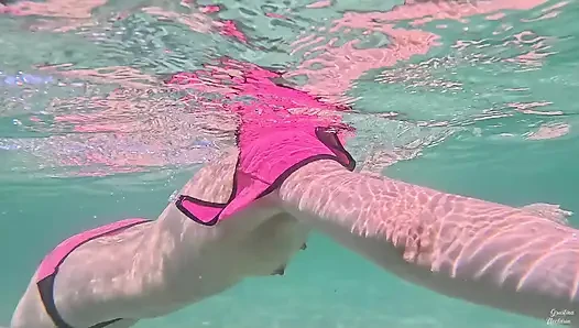 Amateur lange beine, perfekter körper, mädchen entspannendes unterwasser-schwimmen ASMR POV