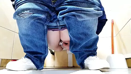 Горячая милфа в джинсах писает в общественном туалете