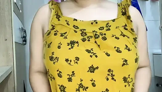 Diese frau macht spaß, mit ihrem vibrator zu spielen