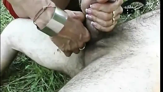 Parkta edepsiz orta yaşlı seksi kadın genç arkadaşları tarafından sikiliyor ve götten sikiliyor