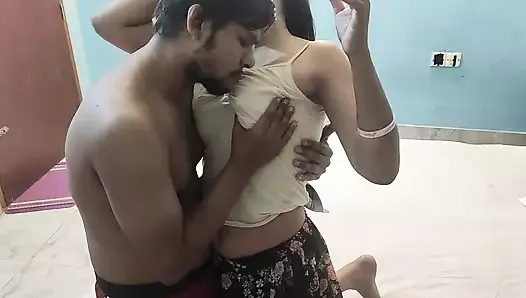 Las chicas indias universitarias aman mojar sus coños cachondos y su novio hardcore
