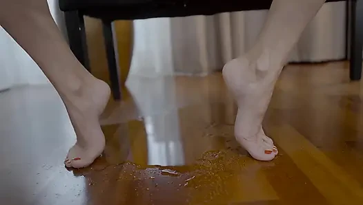 Mature Blonde MILF Soaks Her Feet in Piss