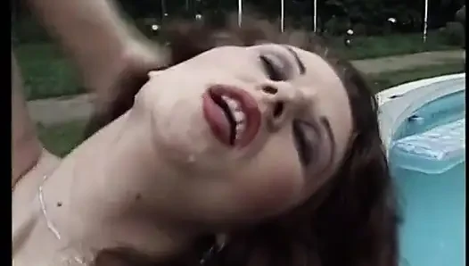 Schöne brünette masturbiert im freien