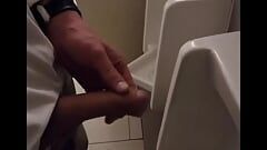 Johnholmesjunior, Büyük döllü süper riskli solo gösteride, Seattle Adası erkekler tuvaletinde