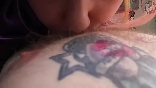 Липкие поцелуи с красной губной помадой на всей его груди