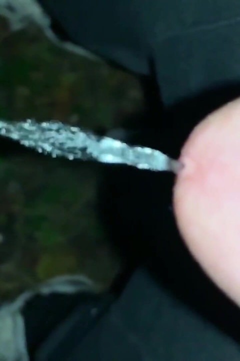 Ağır çekim ve yakın çekim. Açık havada yıkanmamış yarak işiyor. Long Piss Stream