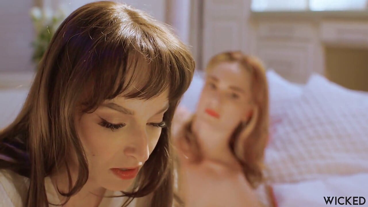 Wicked - Casal Deixa as Diferenças de Lado e Convida a Loirinha Gostosa Emma Hix para um Menage