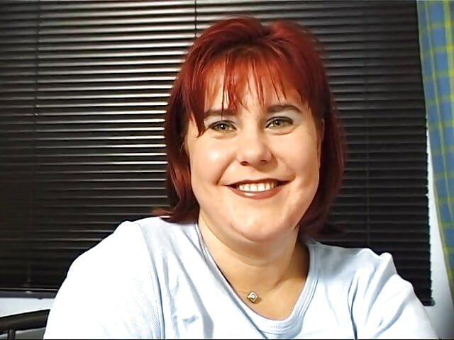 ג'ינג'ית מאוננת עם בננה