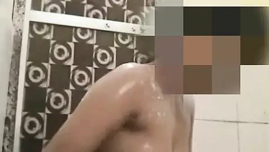 Hintli desi kız çıplak banyo yapıyor