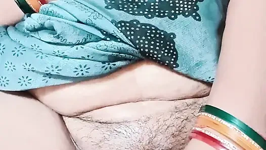 Sanskaari deshi hot Housewife ki Bur Choot ka Paani