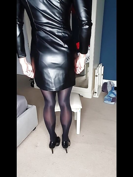 זונה כזאת בשמלת חולצת העור שלה