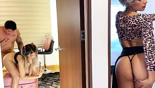 Tante semok latina yang menawan! Ibu mertua lagi semangat dan masturbasi sambil dengar erangan di ruangan lain!
