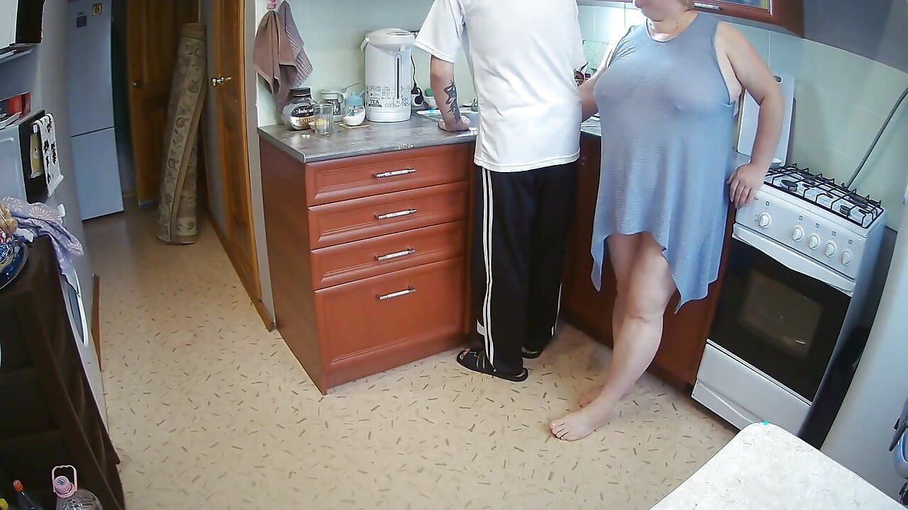 ruční stimulace mého penisu před výstřikem ráno v kuchyni
