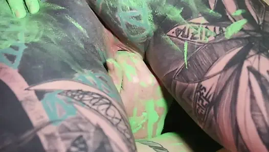 Dövmeli dreadhead gençler dildo ve renk oyunu