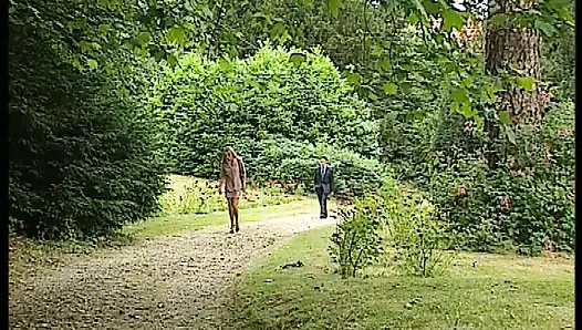 Tante seksi rambut pirang menggoda pebisnis di hutan... Entot aku habis-habisan!