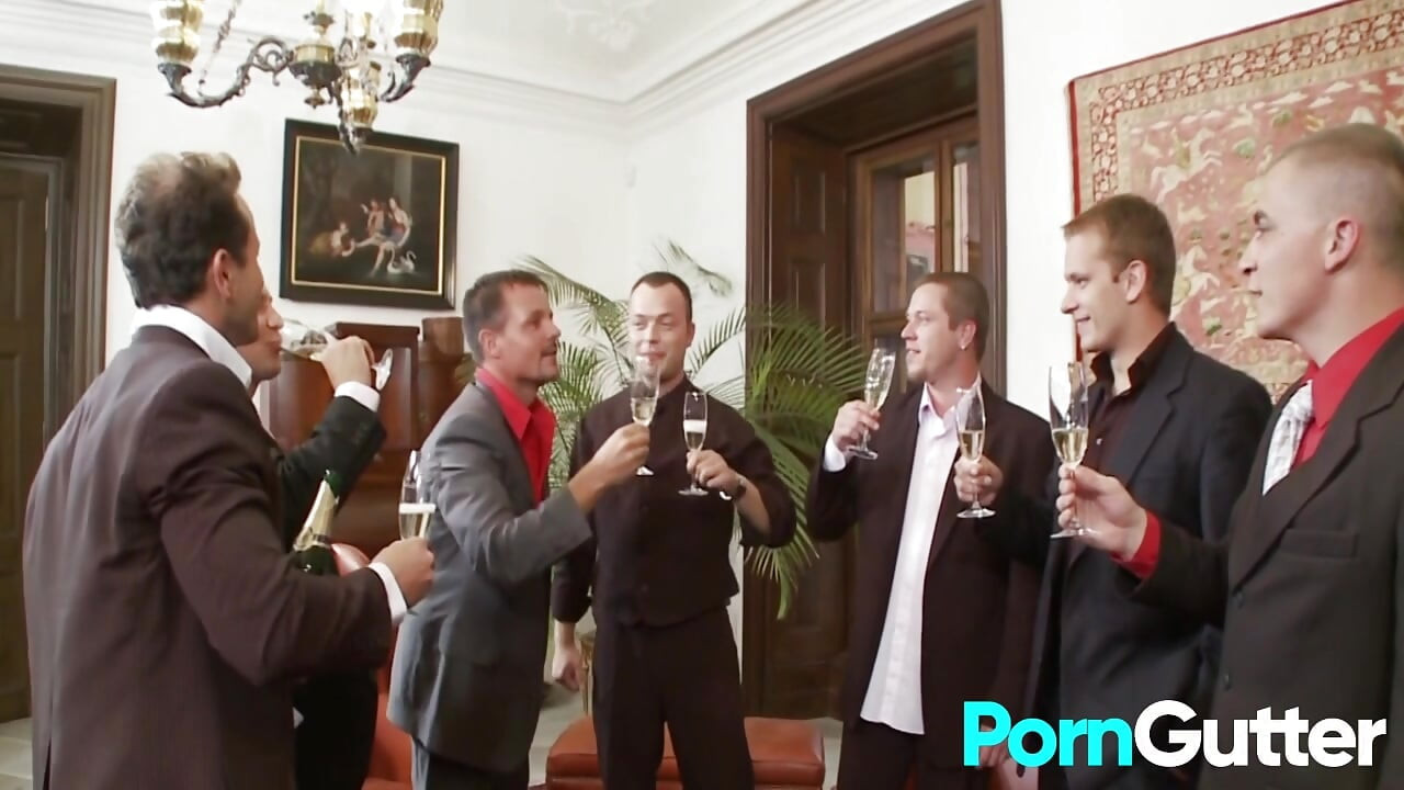 Sarah Twain i njezina kurvasta prijateljica opslužuju hrpu muškaraca