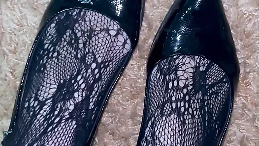 Aku lagi asik mainin kakiku dengan stoking seksi dan sepatu hak tinggi