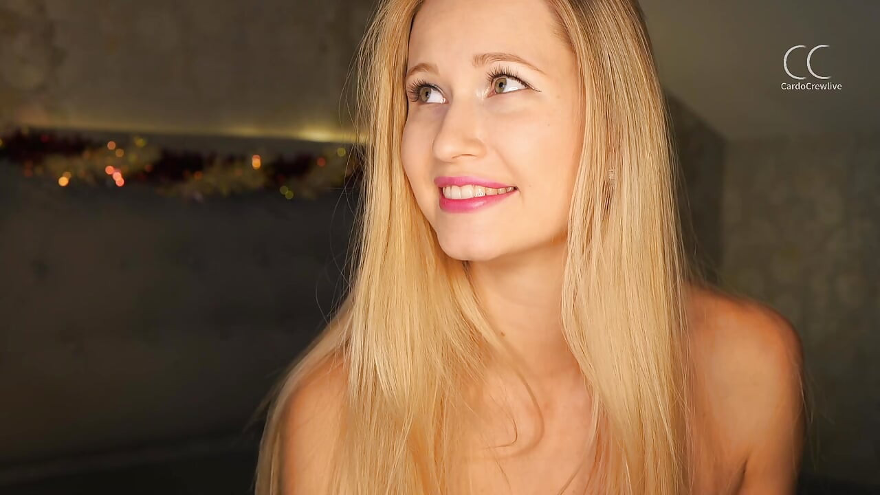 un cadru romantic și o blondă își întinde picioarele