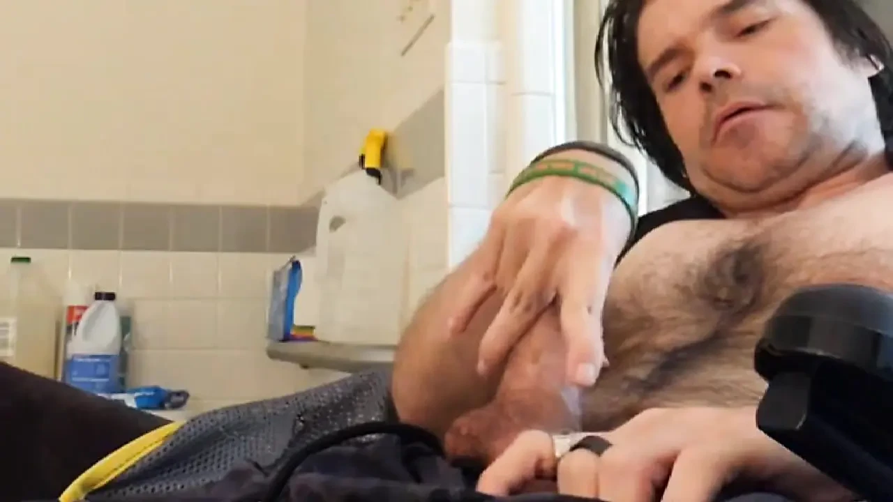 L’homme sexy en fauteuil roulant de Kevy 69 vous donne deux orgasmes pour jouir avec lui
