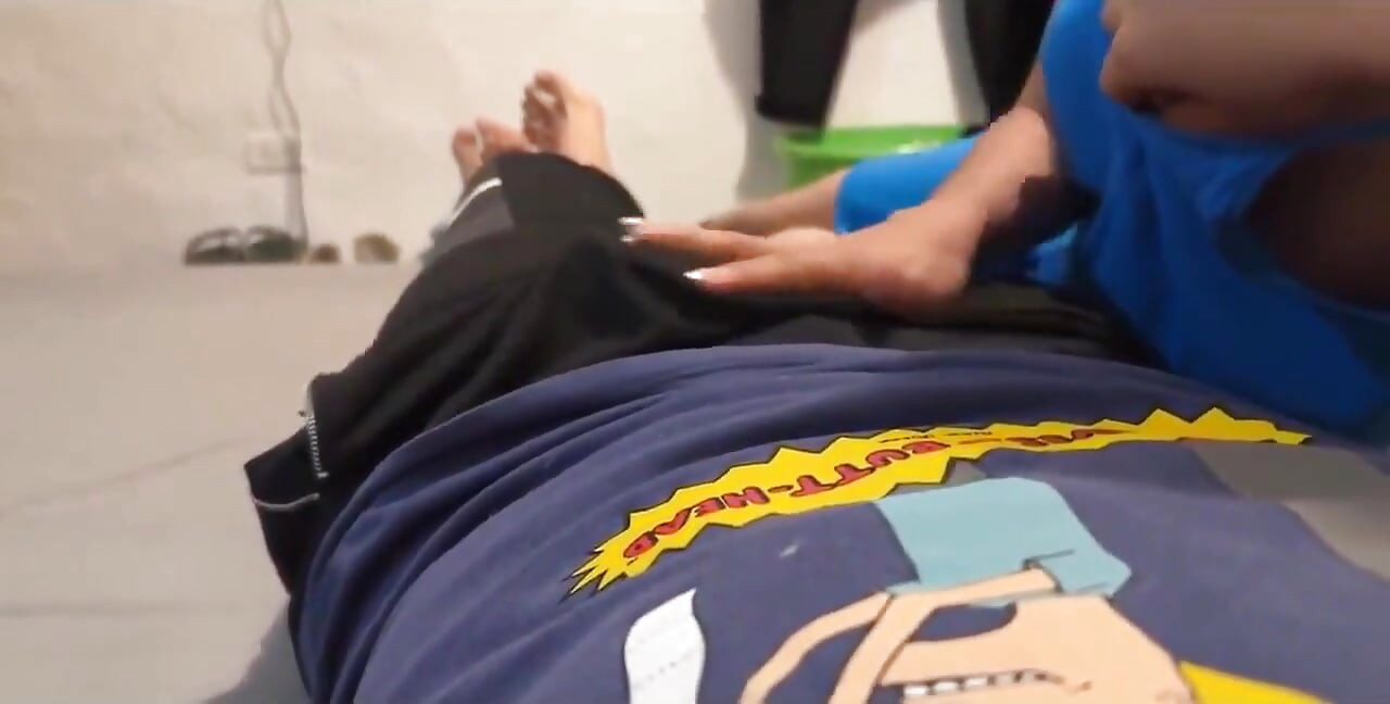 Nemuin adik tiriku yang lagi sange berat di kamarnya dan pengen dientot habis-habisan