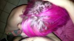 Menina de cabelo rosa chupa pau