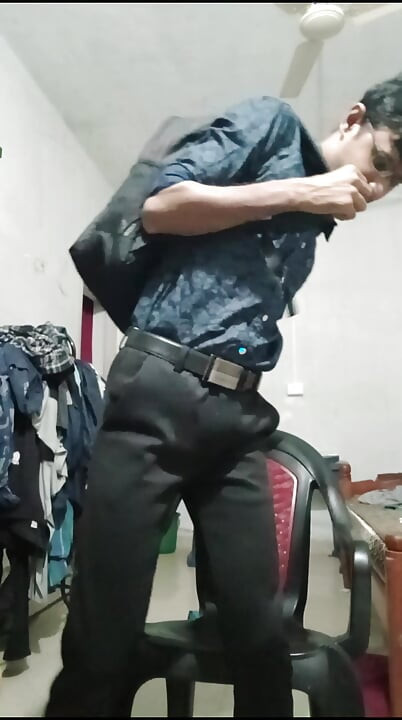 Chico indio de oficina después del trabajo- alivio del estrés
