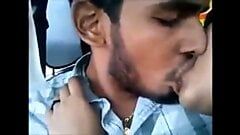 タミル人恋人が車の中でキスしてセックス