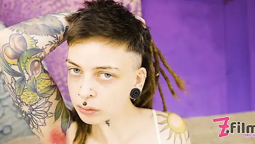 Minik genç kız solo oyuncakla mastürbasyon yapıyor