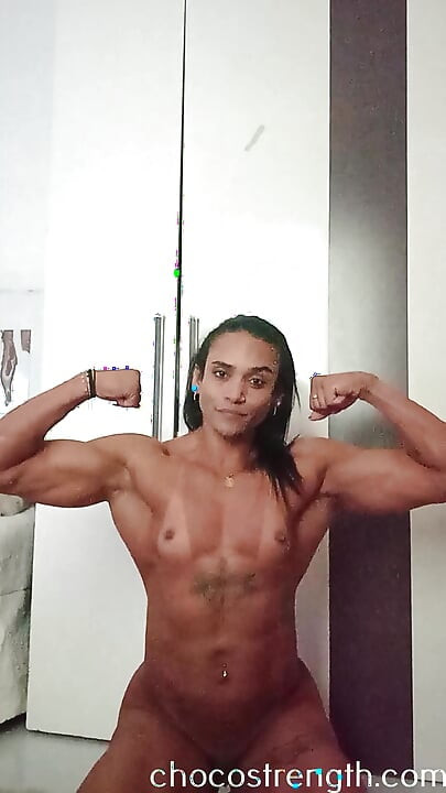 肌肉发达的熟女不仅在健身房里闲逛