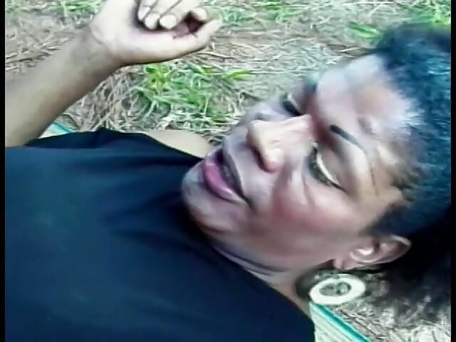 Latina Transsexual tira seu pau grande para um cara fofo chupar e brincar com ele