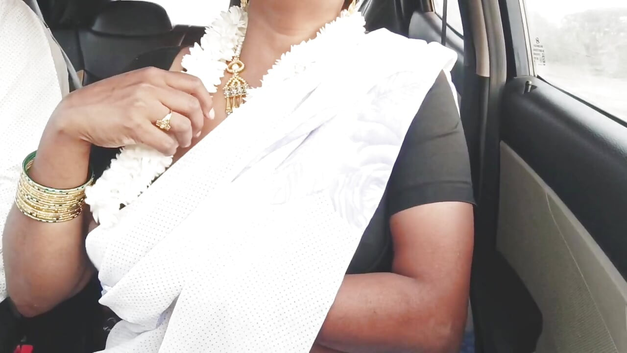Indisk bhabi bilsex. Vacker Saree hemmafru försöker knulla med styvson car drive.telugu smutsiga samtal.