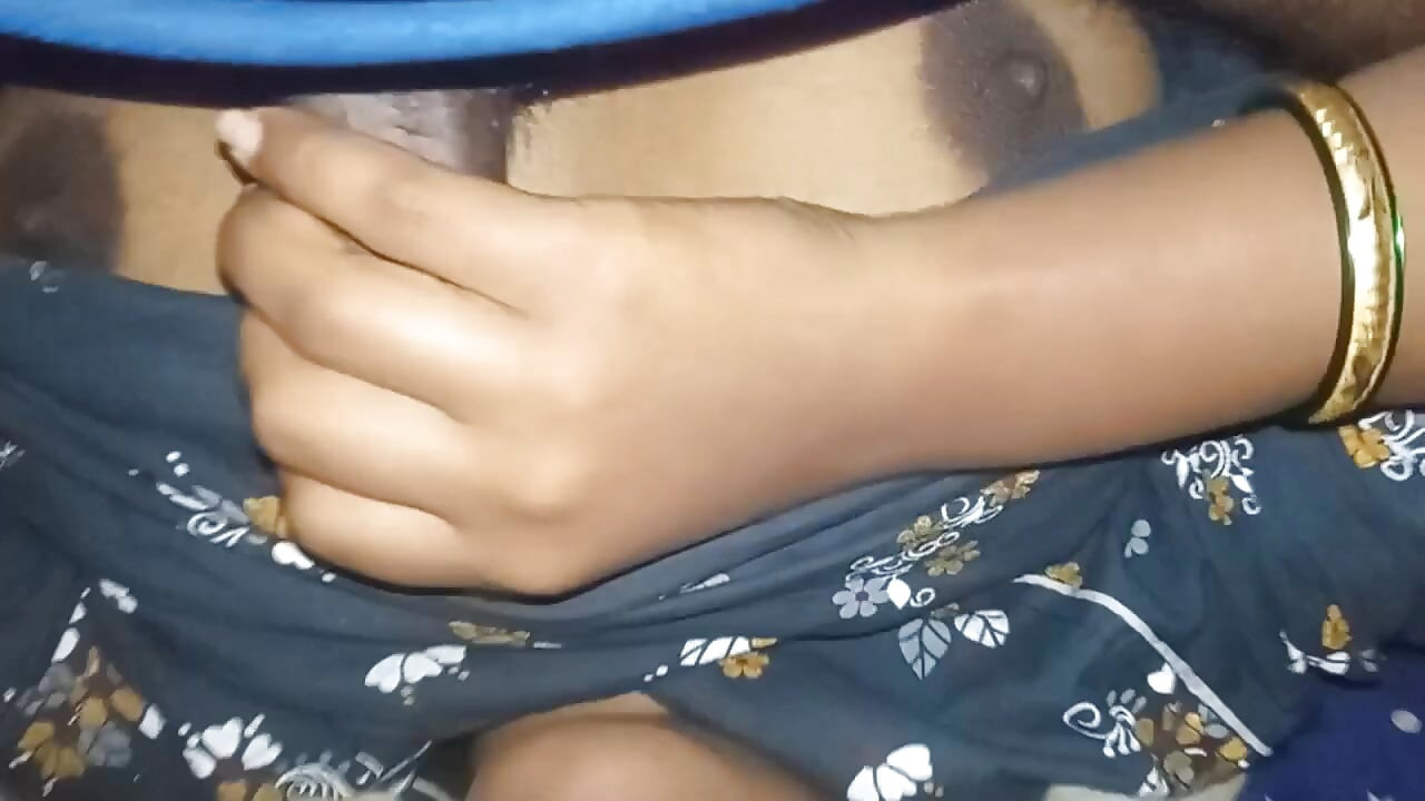 Bhabhi soyi thi mera khada hua babhi ko muh ache se muh main diya fir chut choda achese bhabi ke chut se pani nikala mera bhi pani nikala