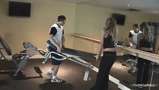 Güzel kadın alındıktan sonra sert bir yarağı gırtlağına kadar alıyor