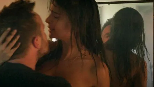 Emily Ratajkowski se fait baiser par Welcome Home sur scandalplanet.com