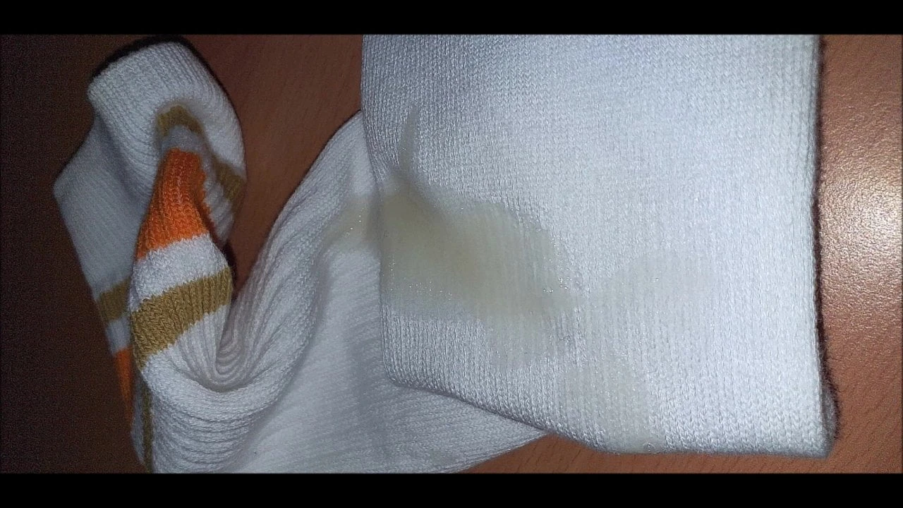 穿着白色姿势袜打手枪