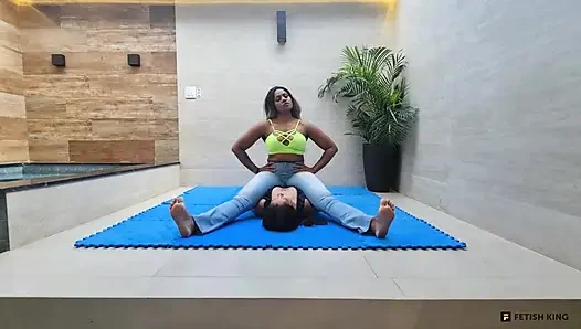 Göğüse oturma - güçlü bacaklar ve kaslar Lebian dövüş kızları