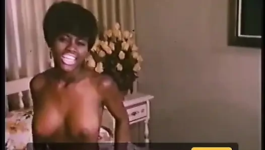 Retro Ebony Pornstar Sissy Roscoe Shows Her Gorgeous Naked Body