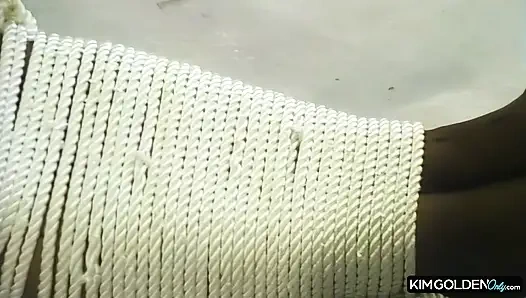 Sinnliche Bondage mit prallen Bruesten