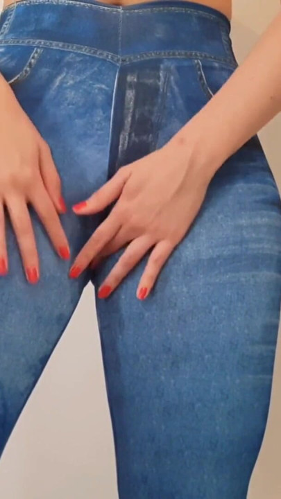 Hot girl trying on fitness leggings | Clip 1