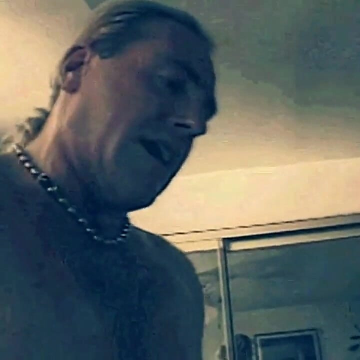 Bir sarışının klasik pornosu mastürbasyon yapıyor, sikiliyor ve götüne boşalıyor