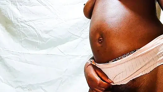 Женская мастурбация с использованием стола! Горячая сексуальная крошка полила воду на стол во время мастурбации. Она наслаждалась самонажим, горячим и мокрым